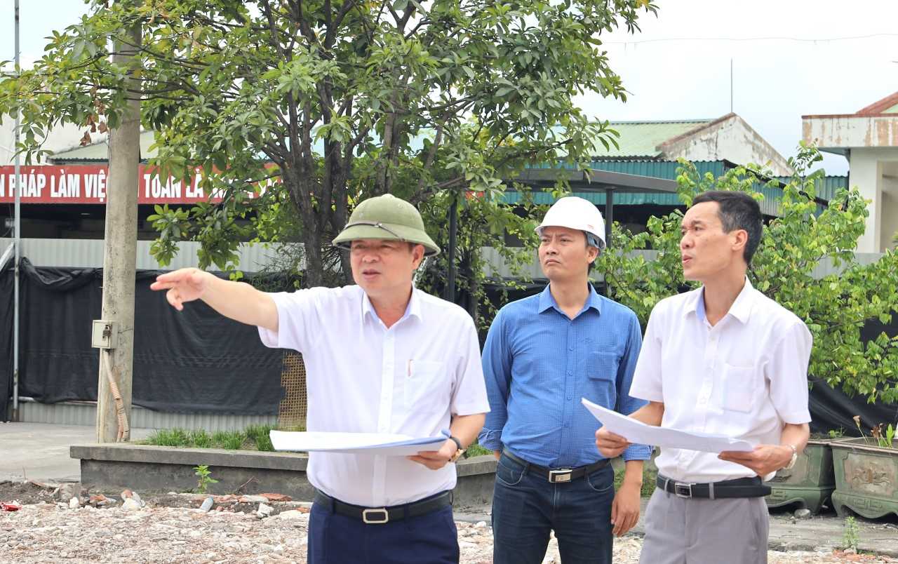 Tuyen than Hon Gai社での生産に対応する投資プロジェクトの展開、進捗を加速するための現場検証と指示。写真:TKV