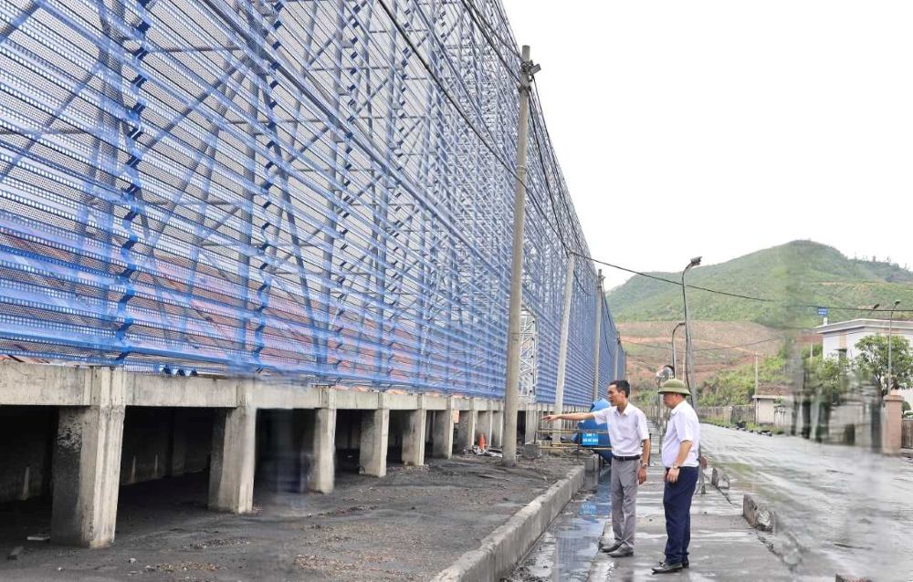 Kiem tra cong trinh he thong luoi chan bui tai cum Ben 3 tai Cong ty Tuyen than Hon Gai. Anh: TKV