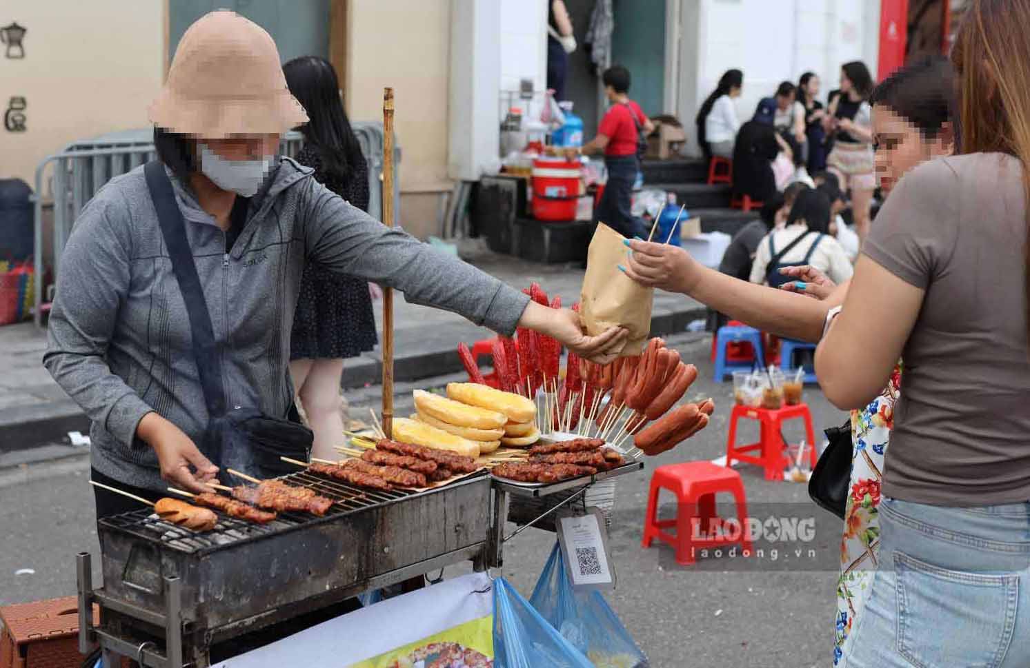 Việc người dân bán hàng rong, quà vặt, buôn chuyến có phải đăng ký hộ kinh doanh hay không là vấn đề được nhiều người quan tâm. Ảnh: Quốc Huy