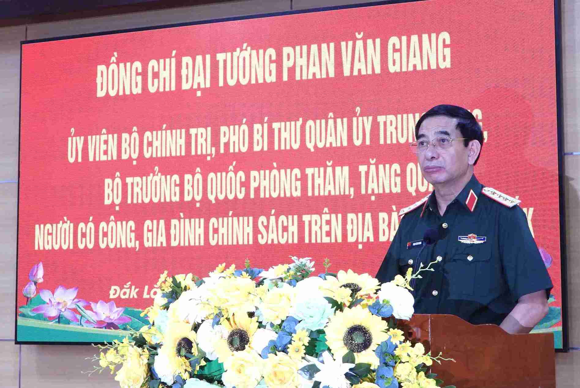 Dai tuong Phan Van Giang - Uy vien Bo Chinh tri, Bo truong Bo Quoc phong phat bieu. Anh: Bao Trung