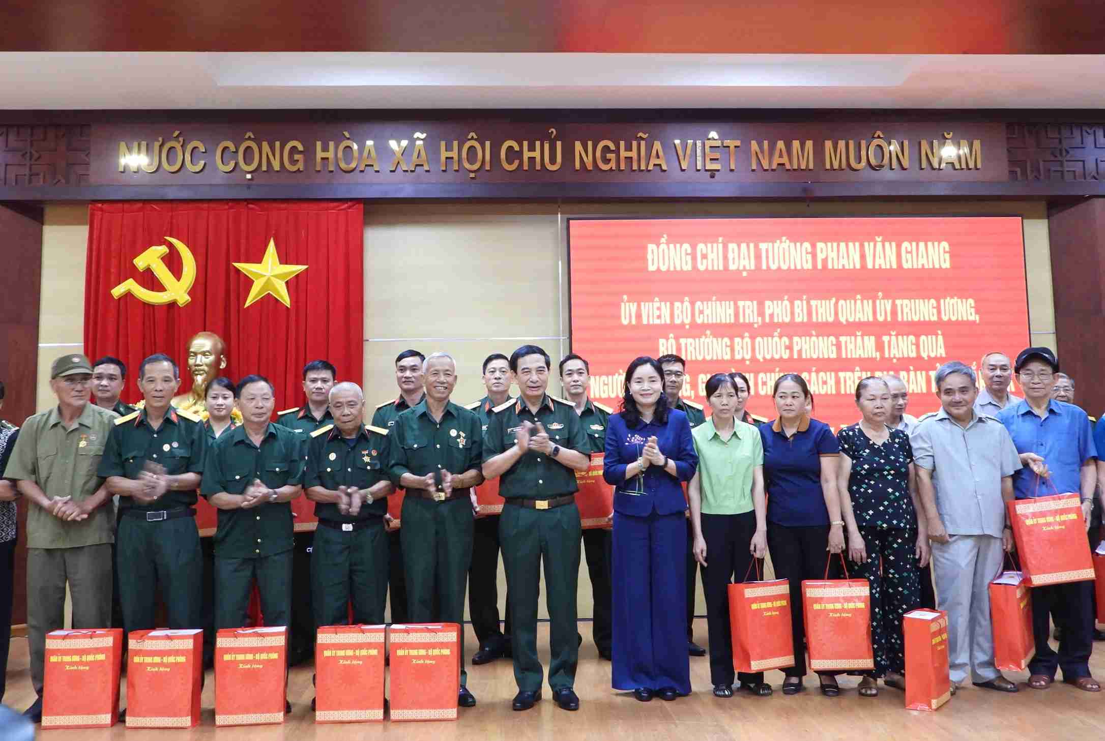 판반장(Phan Van Giang) 정치국 위원 겸 국방부 장관이 닥락(Dak Lak)성 무장 부대 정책 대상 가정에 선물을 증정하고 있습니다. 사진: 바오쭝(Bao Trung)