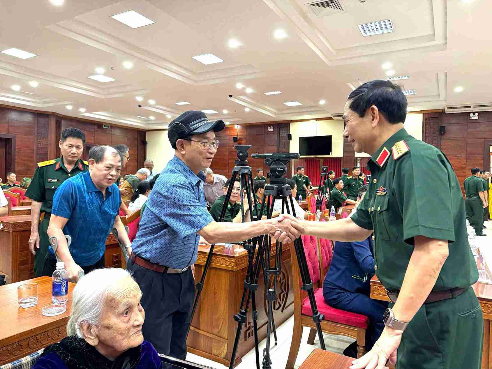 Bo Truong Bo Quoc phong hoi tham suc khoe