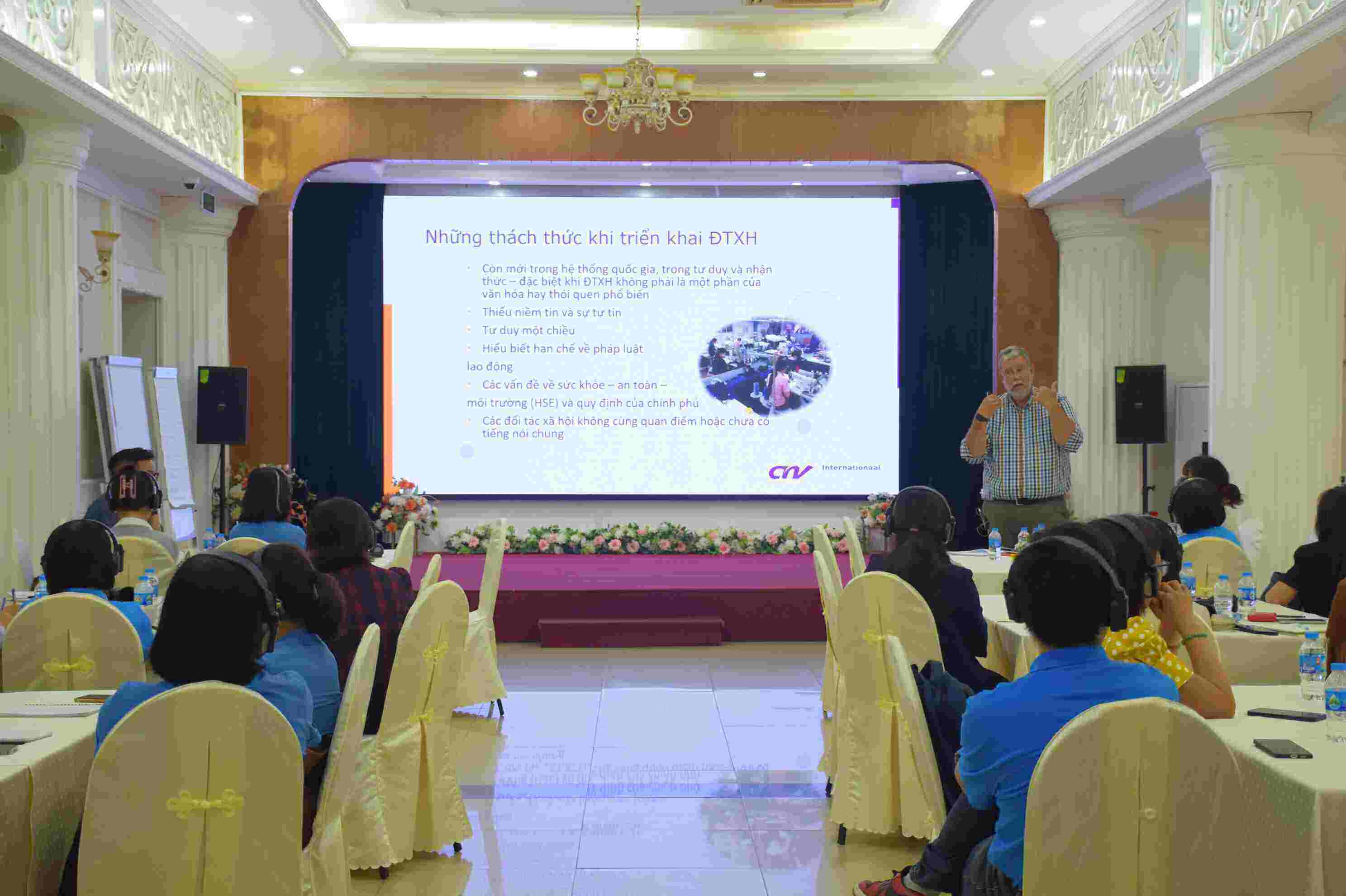 대화 및 협상 전문가인 Henk van Beer 씨 Internationaal 직원이 훈련 수업에서 교류하고 있습니다. 사진: Thu Mai