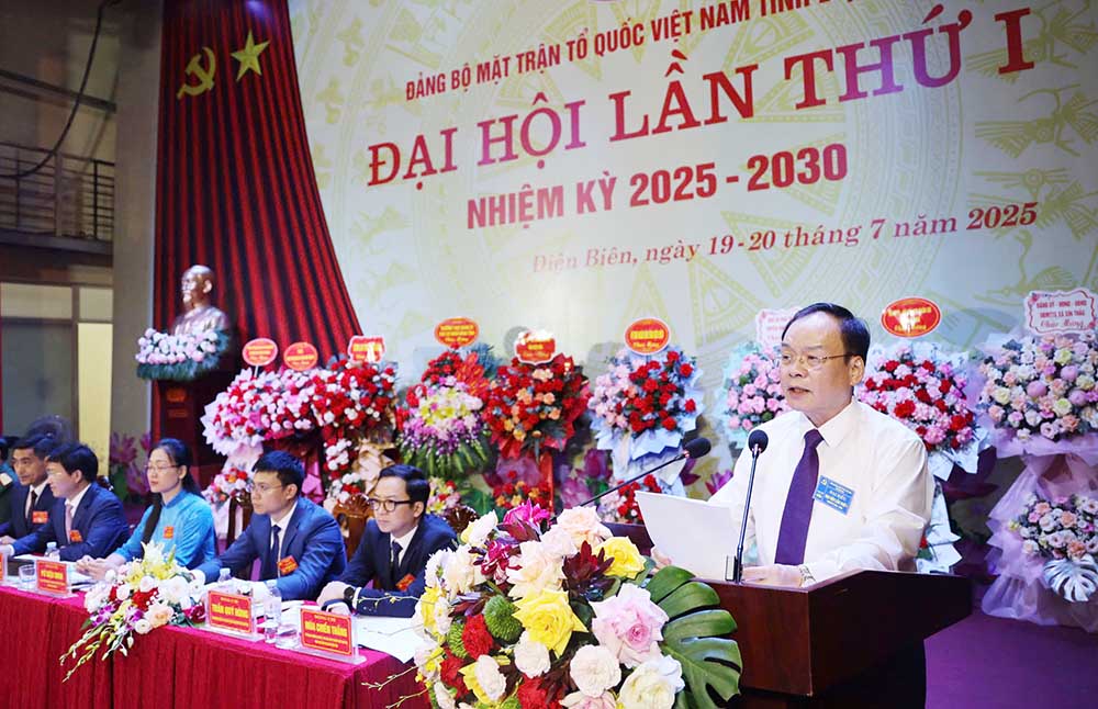 Sr. MUA Un hijo - Secretario Subdirector Permanente del Comite del Partido Provincial de Dien Bien hablo para dirigir el Congreso. Foto: Quang Long