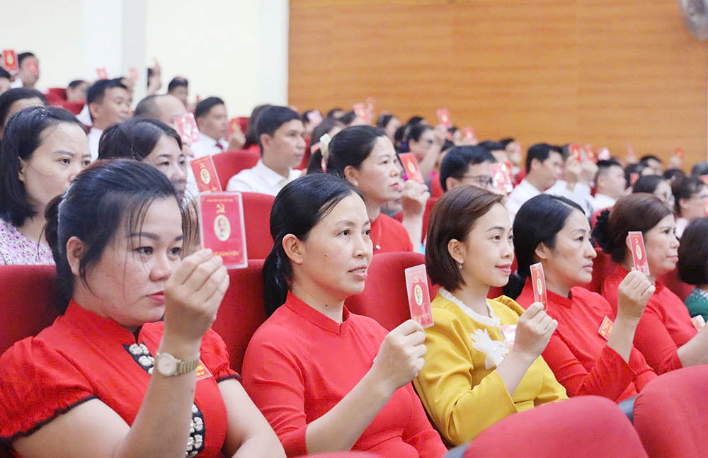 Cac dai bieu bieu quyet thong qua Nghi quyet Dai hoi Dang bo MTTQ Viet Nam tinh Dien Bien. Anh: Quang Long