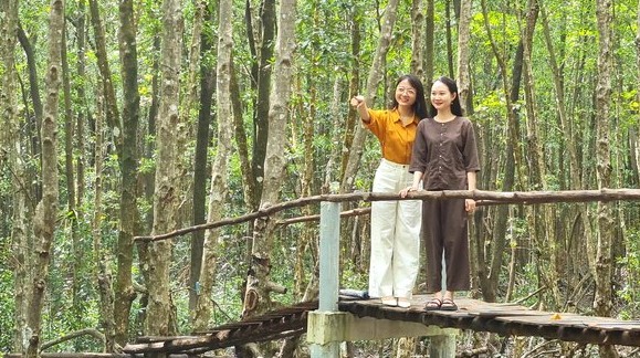 Khach du lich trai nghiem xuyen rung noi Dat Mui, Ca Mau. Anh: Nhat Ho