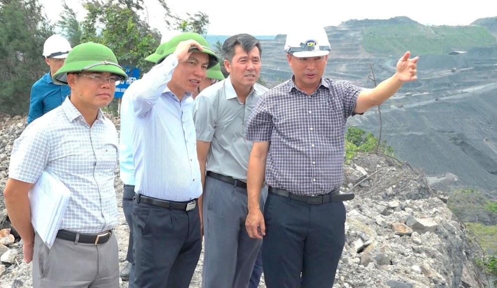 TKV Group leaders inspect the response of units before the storm season. Photo: TKV