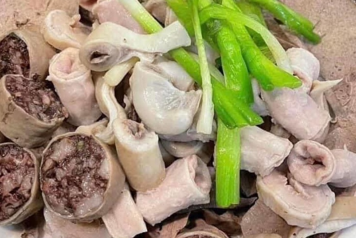 Internal organs are a dish that people with high uric acid should limit their intake, especially for dinner. Photo: Kieu Vu