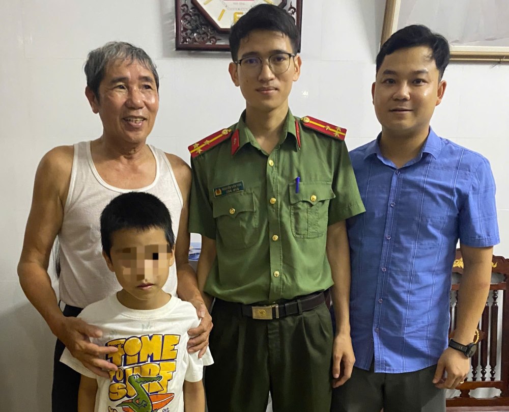 Despues de muchas horas de busqueda, el sobrino perdido fue encontrado y traido de vuelta a la familia por la policia de Bac Giah Ward. Foto: Police Bac Gianh Ward