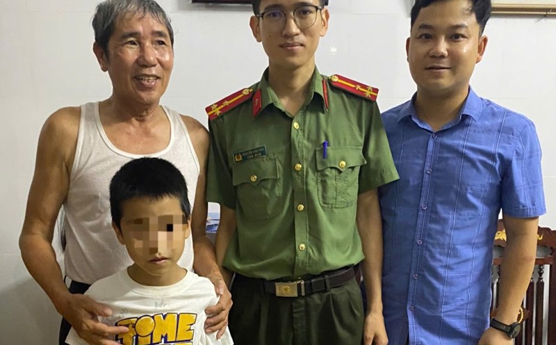 After many hours of searching, the lost nephew was found by the Bac Gianh Ward Police and brought back to his family. Photo: Bac Gianh Ward Police