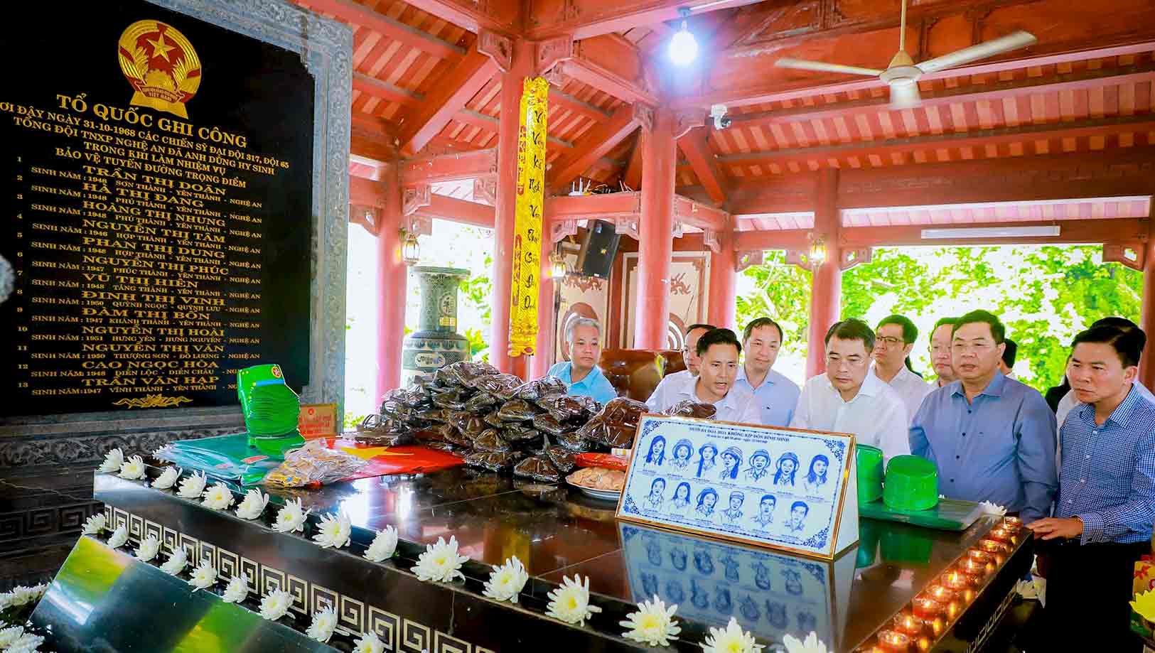 Cac dong chi trong doan cong tac nghe thuyet minh ve cuoc chien dau anh dung cua luc luong TNXP tai “toa do lua” Truong Bon trong nhung nam thang chong My cuu nuoc. Anh: Thanh Duy