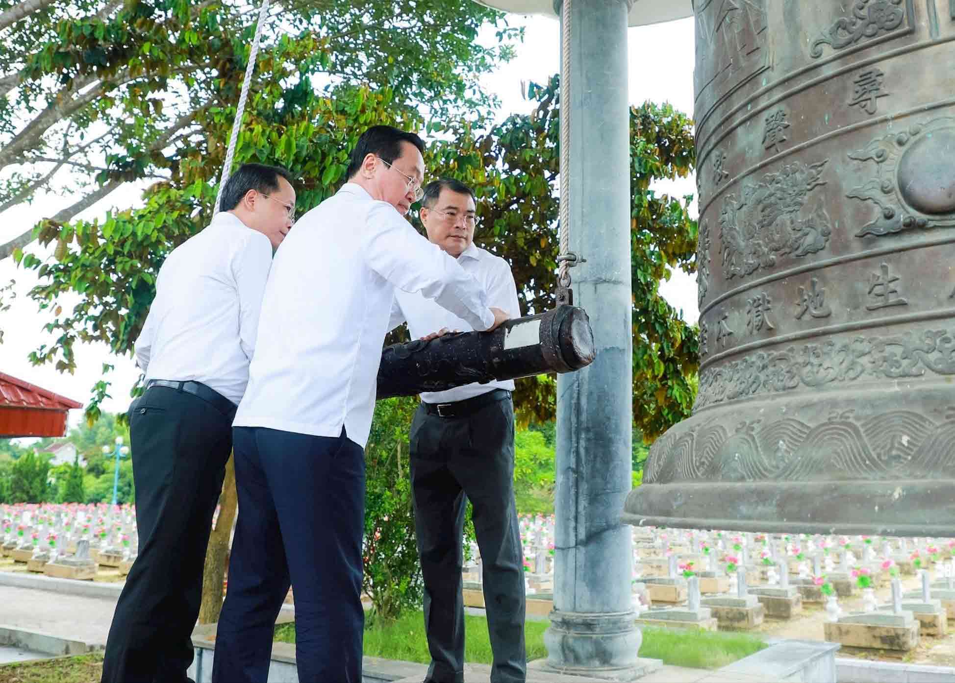 Dong chi Le Minh Hung va cac dong chi: Bi thu Tinh uy Nghe An Nguyen Duc Trung, Bi thu Tinh uy Ha Tinh Nguyen Duy Lam thinh chuong tai thap chuong Nghia trang liet si quoc te Viet - Lao. Anh: Thanh Duy