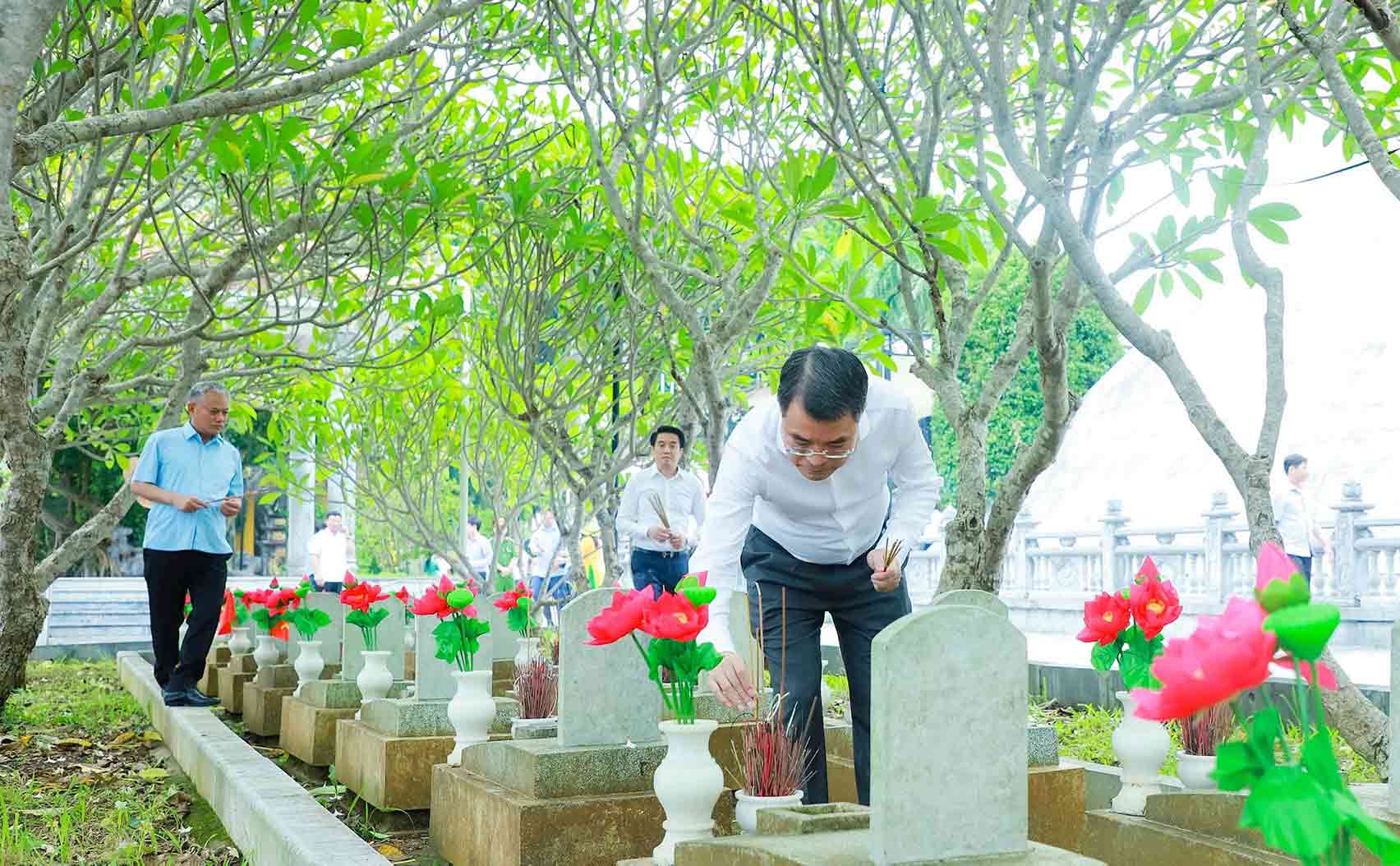 Dong chi Le Minh Hung thap huong tai phan mo cac liet si o Nghia trang liet si quoc te Viet - Lao. Anh: Thanh Duy