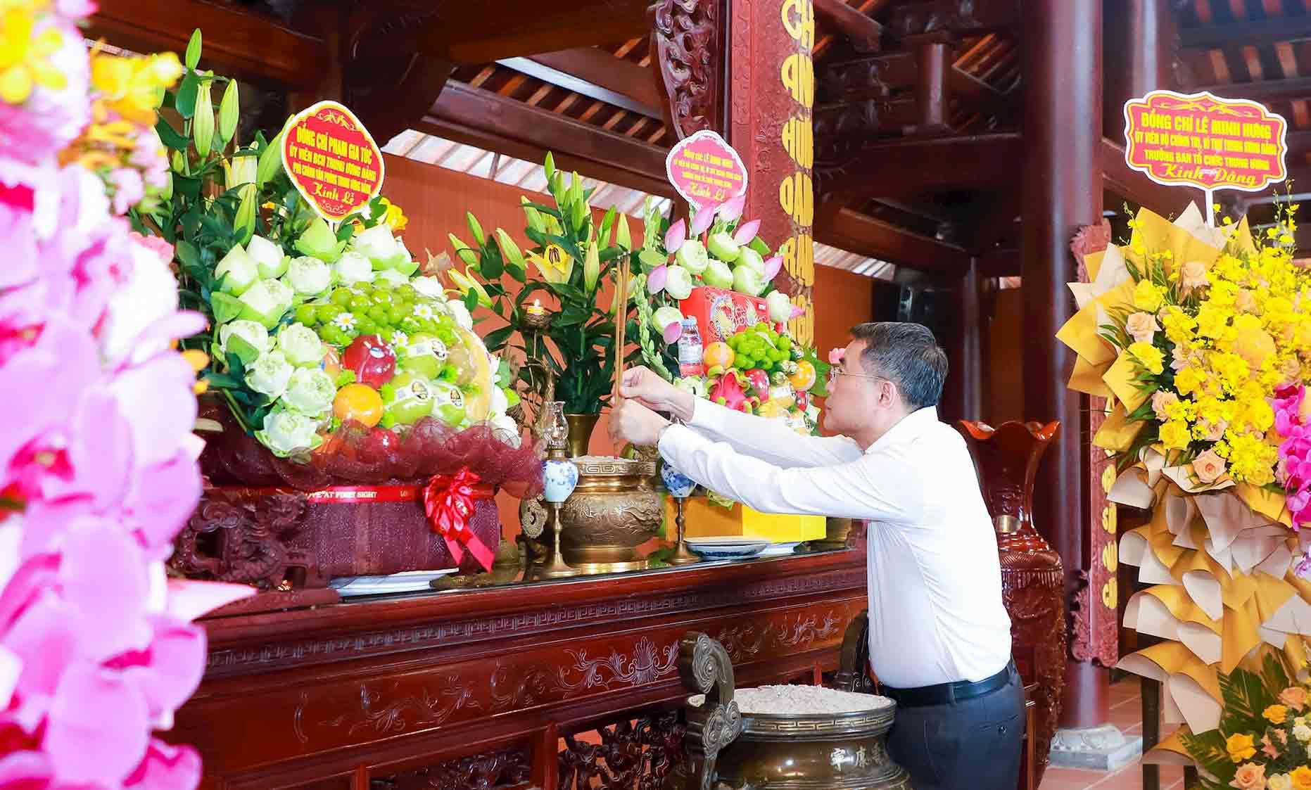 Dong chi Le Minh Hung dang huong tuong niem co Tong Bi thu Le Hong Phong. Anh: Thanh Duy