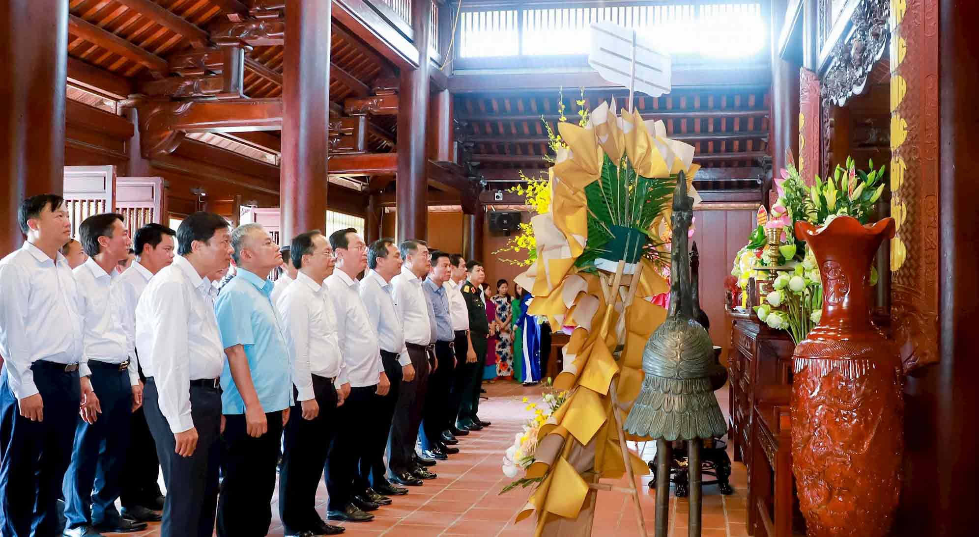 Dong chi Le Minh Hung - Uy vien Bo Chinh tri, Bi thu Trung uong Dang, Truong ban To chuc Trung uong va cac dong chi trong doan cong tac Trung uong, tinh Nghe An, tinh Ha Tinh thuc hien nghi le dang hoa, dang huong tuong niem co Tong Bi thu Le Hong Phong. Anh: Thanh Duy