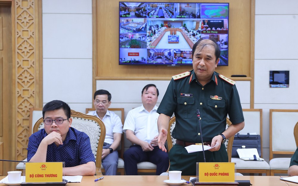 풍 시 떤 상장 - 베트남 인민군 부총참모장 - 은 각 지방에 제3호 태풍에 대응하기 위해 민방위 지휘부를 신속하게 강화할 것을 요청했습니다. 사진: VGP