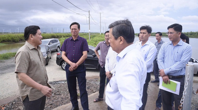 Ca Mau성 인민위원회 부위원장 Le Van Su 씨(오른쪽 표지)가 7월 20일 Bac Lieu 새우 개발을 위한 첨단 기술 응용 농업 지역의 현황을 점검하고 있습니다. 사진: Nhat Ho