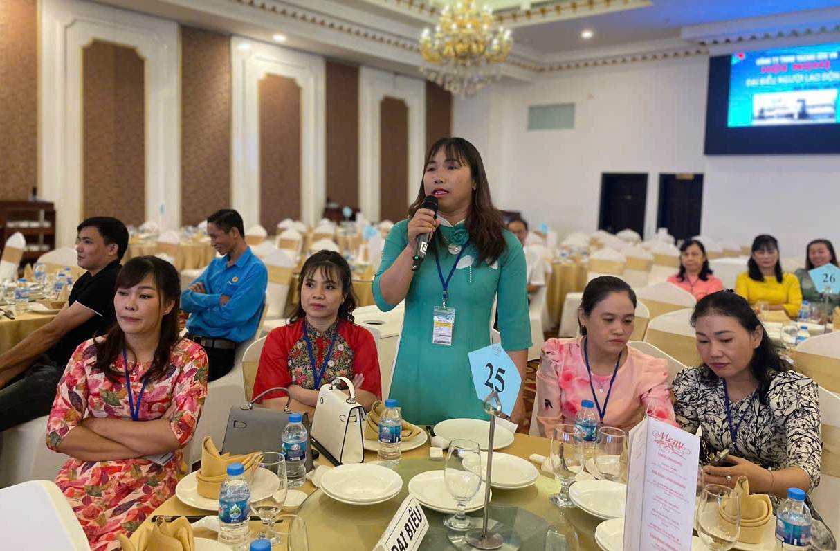Dai bieu trao doi cac kien nghi cua nguoi lao dong. Anh: Duong Binh