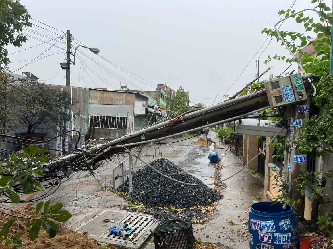 雨と風は、ホーチミン市のタン・ドン・ハイプ・ワードの電柱を壊しました。写真：Dinh Trong