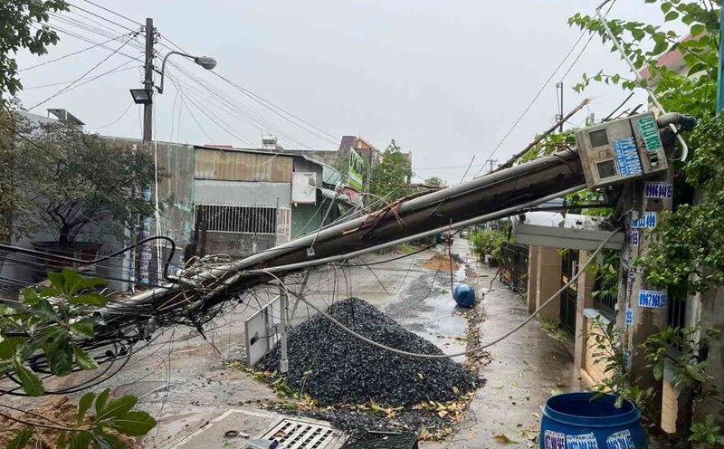 The rain and wind broke the power pole in Tan Dong Hiep ward, Ho Chi Minh City. Photo: Dinh Trong