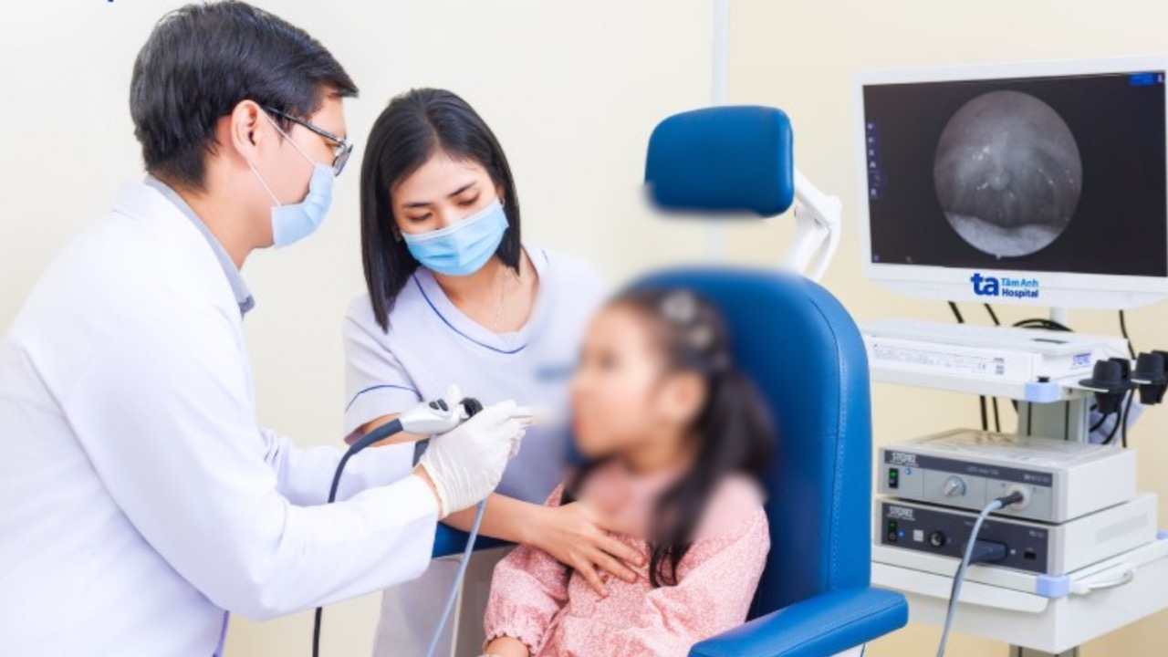 Doctor Phat is endoscoping a child's throat and checking for middle ear inflammation. Photo: Phong Lan