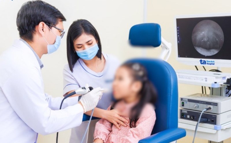 Doctor Phat is endoscoping a child's throat and checking for middle ear inflammation. Photo: Phong Lan