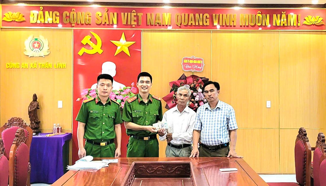 Cong an xa Than Linh trao tra tai san cho ong Vuong Van Thu. Anh: Van Hau