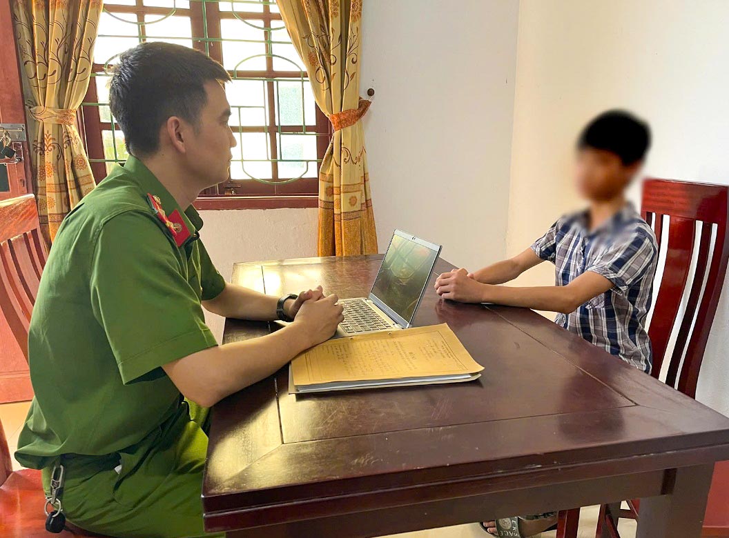 Doi tuong V.D.T tai Co quan Cong an. Anh: Van Hau