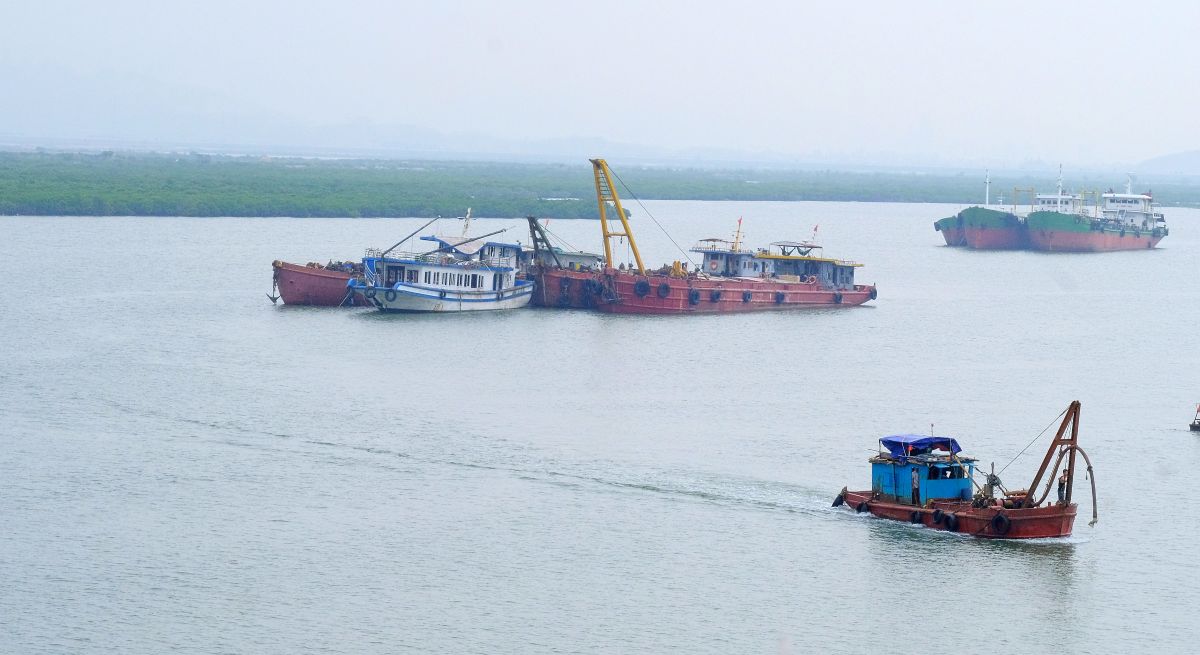 Sang nay, tau Vinh Xanh bi lat khien hang chuc nguoi tu vong ngay 19.7 da duoc truc vot, dua ve khu vuc an toan. Ảnh: Tran Ngoc Duy