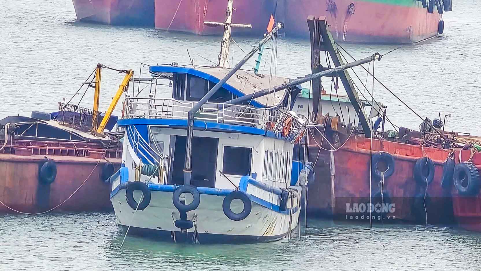 クアンニン湾で遭難したVinh Xanh 58 QN - 7105号船の光景。写真:Tràn Ngoc Duy