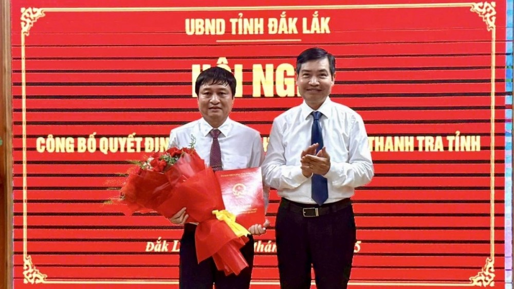 Chu tich UBND tinh Dak Lak Ta Anh Tuan trao quyet dinh tiep nhan va bo nhiem, tang hoa cho ong Ho Duy Thanh. Anh: Huong Ly