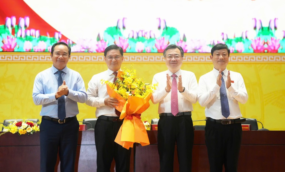 Representatives of Ho Chi Minh City leaders presented flowers to congratulate the new Vice Chairman of Ho Chi Minh City People's Committee Nguyen Manh Cuong. Photo: tphcm.chinhphu.vn