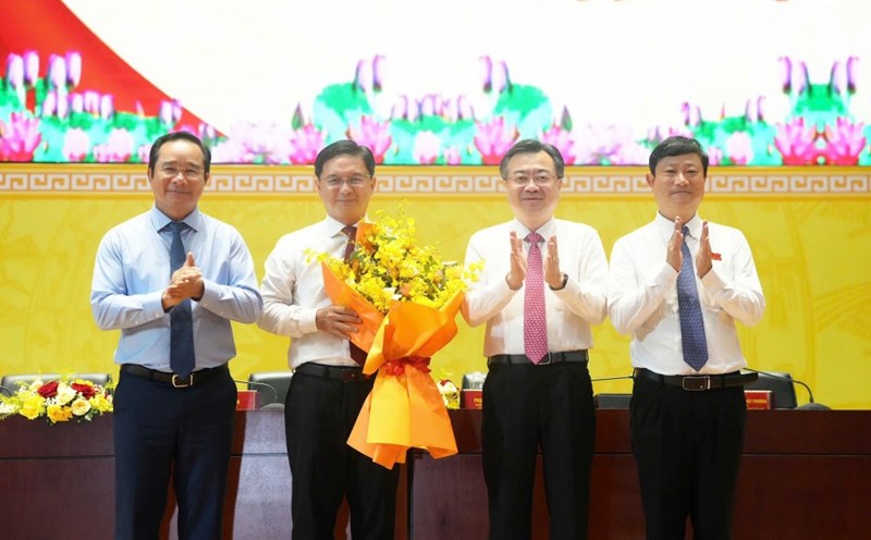 Representatives of Ho Chi Minh City leaders presented flowers to congratulate the new Vice Chairman of Ho Chi Minh City People's Committee Nguyen Manh Cuong. Photo: tphcm.chinhphu.vn