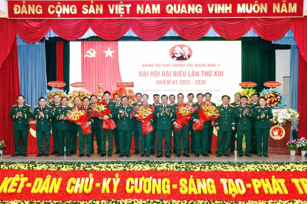 Lanh dao Dang uy, Bo Tu lenh Quan khu 7 tang hoa chuc mung Ban Chap hanh Dang bo Cuc Chinh tri, nhiem ky 2025-2030 va doan dai bieu du Dai hoi dai bieu Dang bo Quan khu lan thu XI. Anh: Quan khu 7