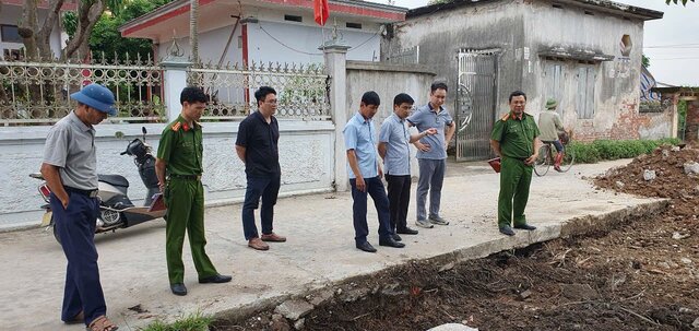 Lanh dao UBND phuong Thach Khoi di kiem tra thuc te va chi dao thuc hien mot so nhiem vu. Anh: Phuong Thach Khoi