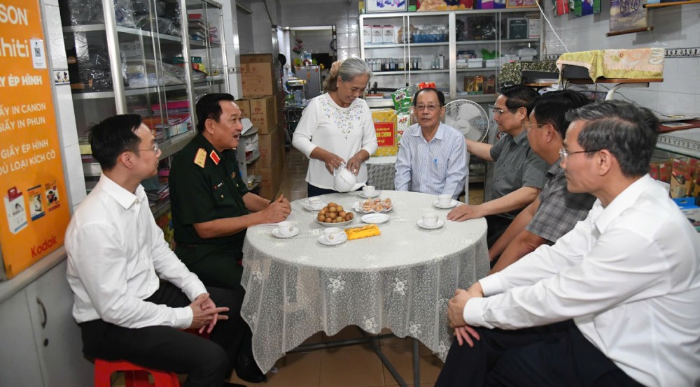 Thu tuong Pham Minh Chinh yeu cau chinh quyen dia phuong tinh An Giang luon quan tam, cham lo cho cac gia dinh co cong cach mang voi nhung viec lam cu the. Anh: Phuong Vu