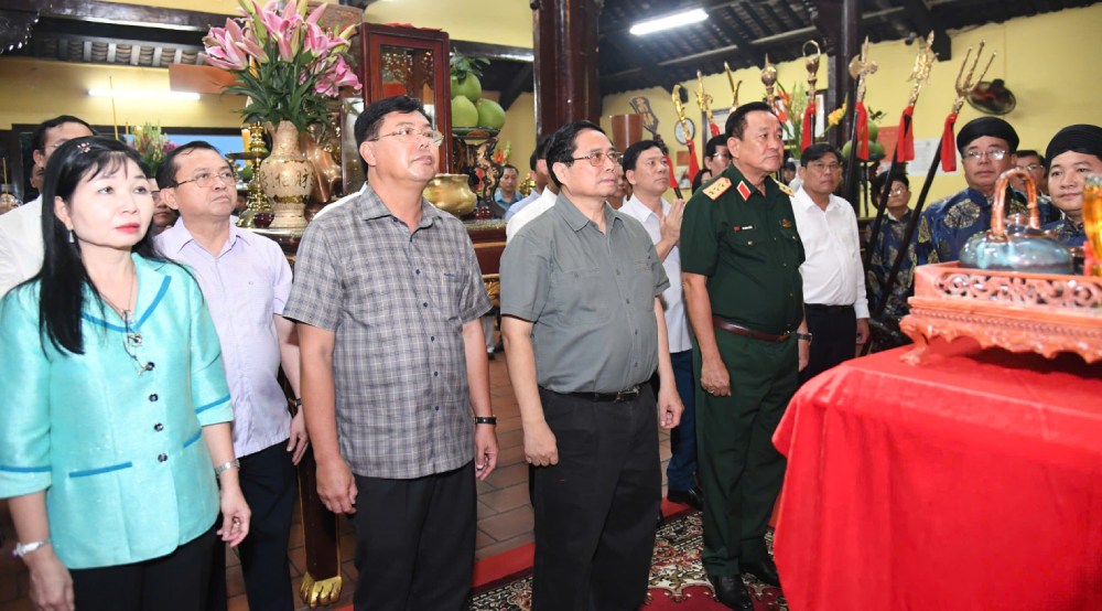 Thu tuong Pham Minh Chinh va doan den vieng Lang Thoai Ngoc Hau. Anh: Phuong Vu
