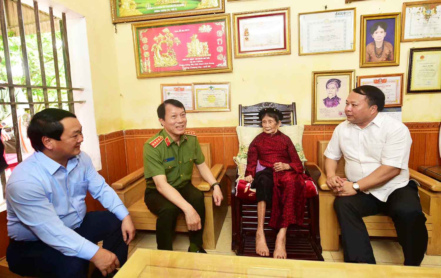 Luong Tam Quang 공안부 장관과 Tuyen Quang 지방 지도자들이 베트남 영웅 어머니 Nguyen Thi Nhan을 방문했습니다. 사진: Ngoc Hung.