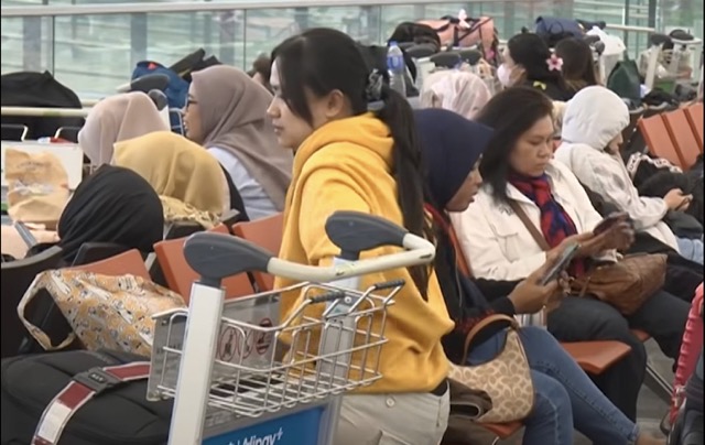 No solo los pasajeros, una serie de pasajeros atrapados en las estaciones de tren en Hong Kong (China) debido al mal tiempo debido a la influencia de la tormenta de wipha. Fotos cortadas del video
