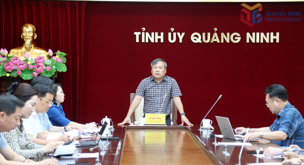 州党中央委員会のメンバーであるVu Dai Thang氏、州党委員会の秘書、州委任委員会の責任者が会議で講演しました。写真：Quang Ninh Provincial Communication Center