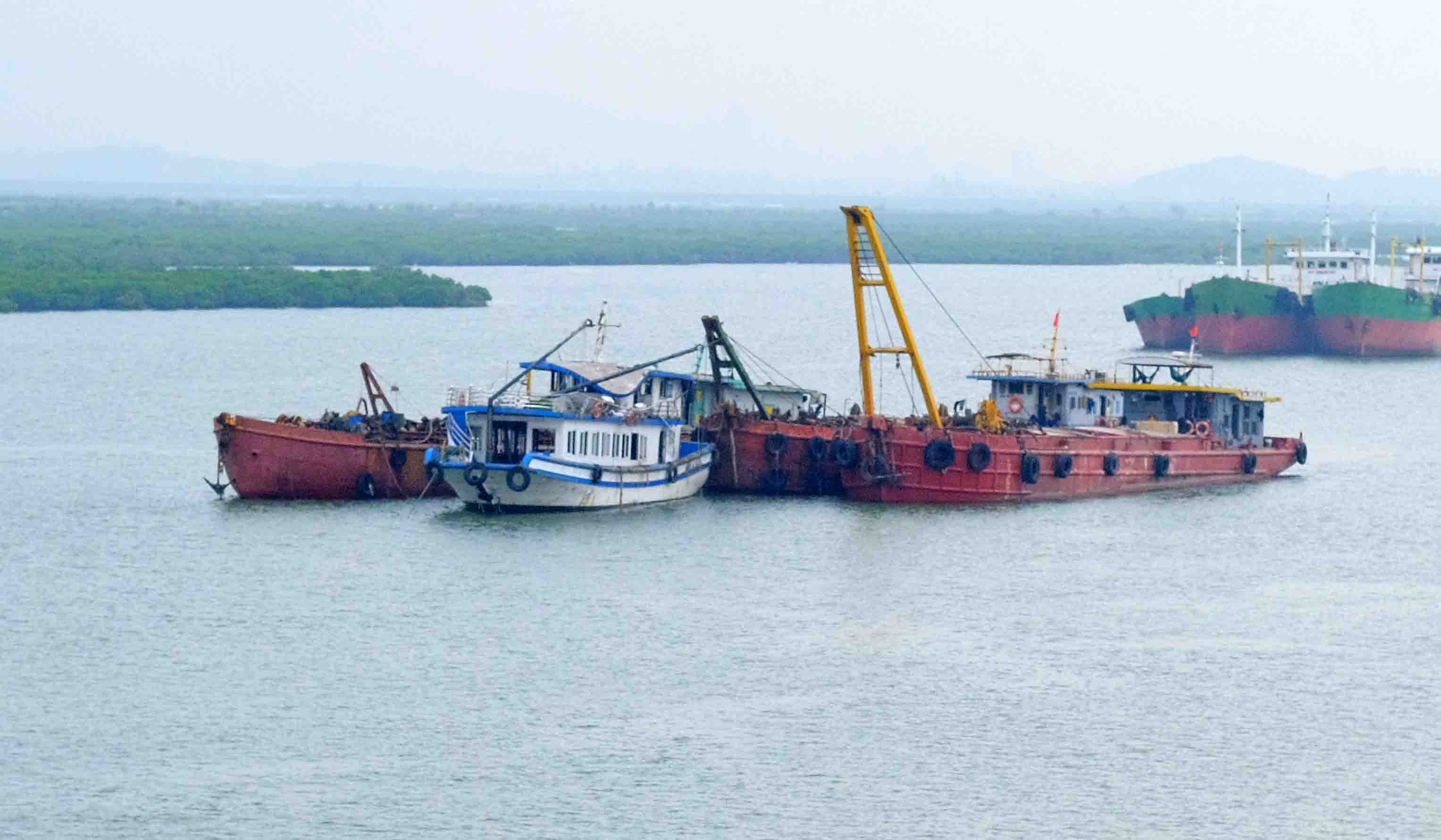 Quang Ninh no luc tim kiem nguoi mat tich trong vu lat tau. Ảnh: Tran Ngoc Duy