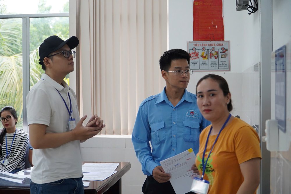 Hang tram hoc vien truoc gio tham gia ky sat hach GPLX. Anh: Anh Tu