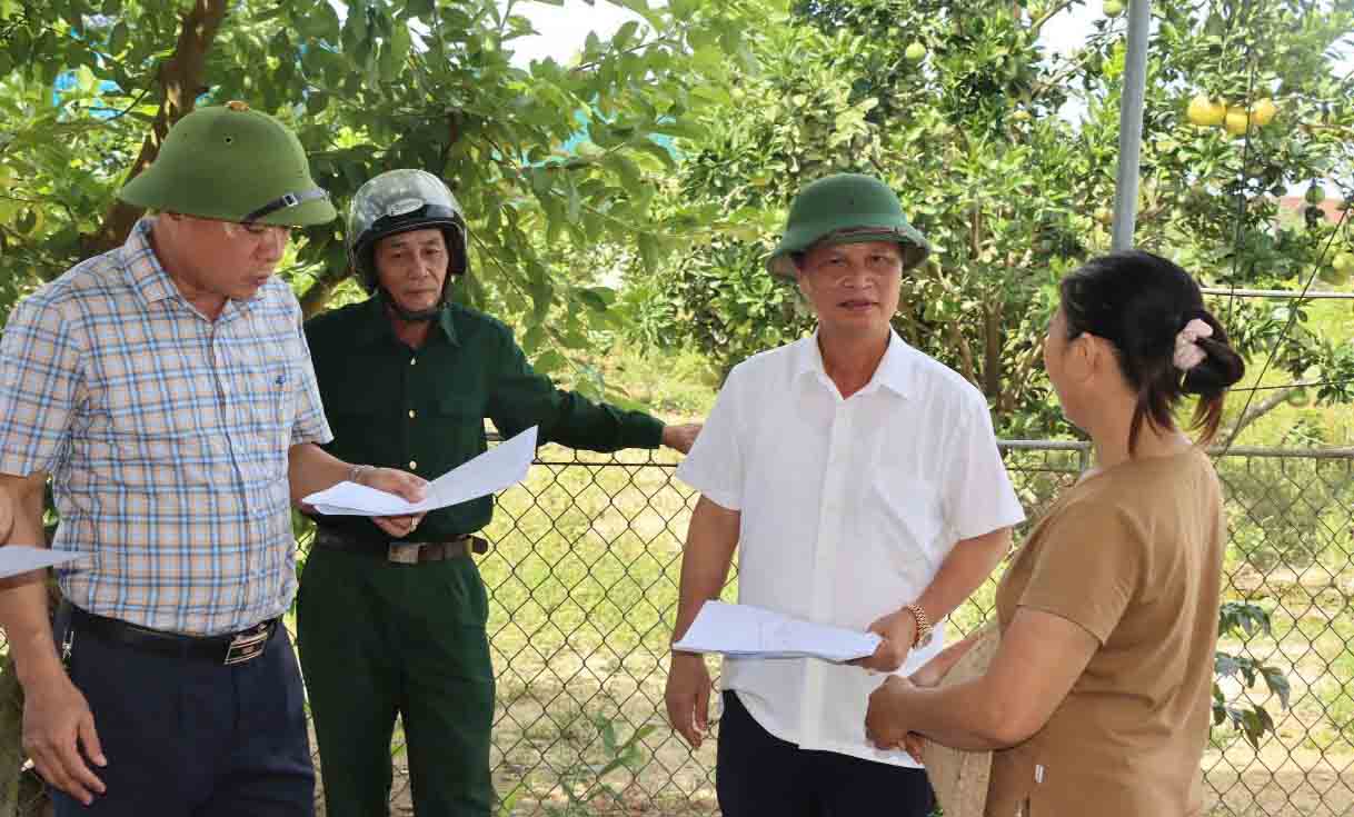 Duc Quang コミューンの職員が、高速鉄道 Bac - Nam プロジェクトの用地取得を実施する際の住民の気持ちを調査、把握しています。写真: Quang Tuan.