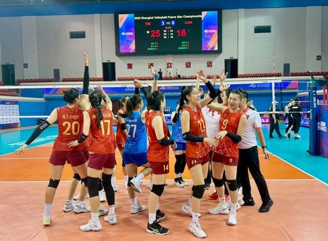 베트남 여자 배구 대표팀 국제 친선 경기에서 발전. 사진: VFV