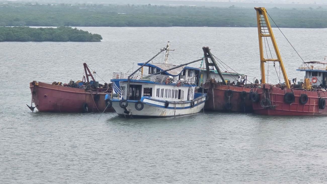 観光船QN 7105が7月20日朝、ハロン造船所の地域に曳航されました。写真:Tran Ngoc Duy