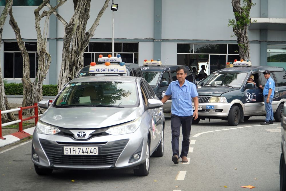 Ho Chi Minh City testing forces work overtime on weekends to meet people's driving license exam needs