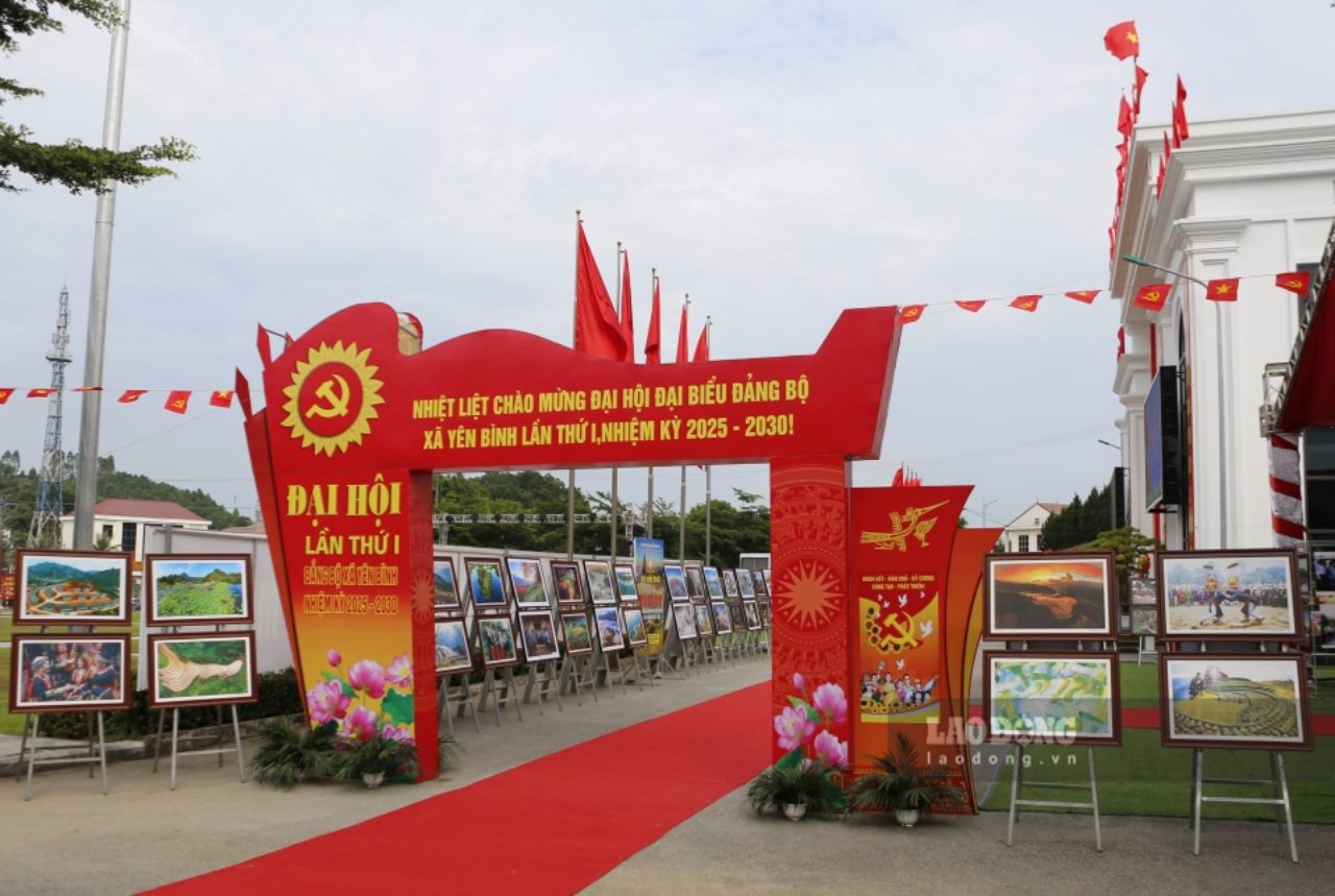 Khu vuc trien lam tranh dat va nguoi Lao Cai thu hut dai bieu tham quan, chiem nguong.