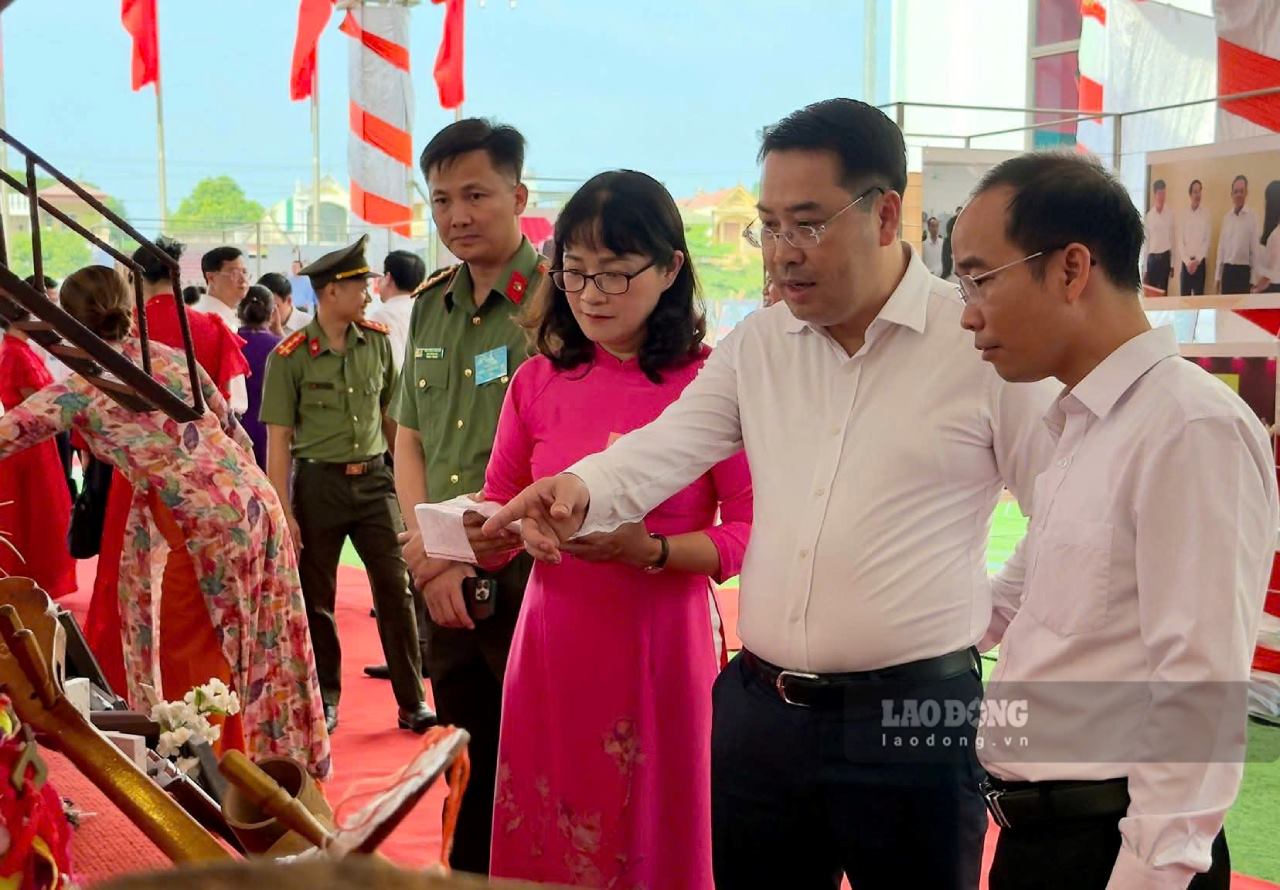 Pho Bi thu Tinh uy Lao Cai tham quan cac gian hang san pham OCOP tai Dai hoi. Anh: Van Duc.