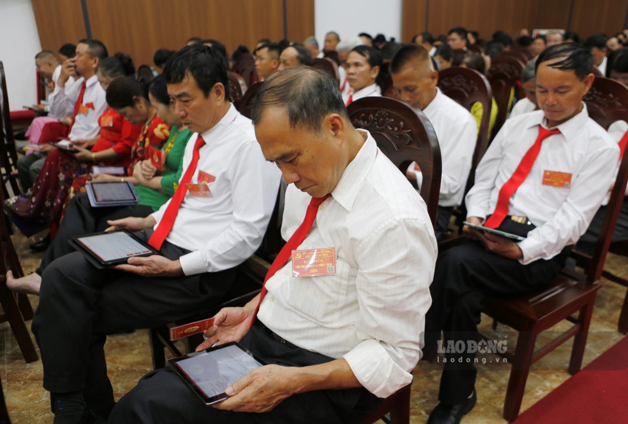 Cac dai bieu nghien cuu tai lieu lien quan den Dai hoi thong qua smartphone. Anh: Van Duc.