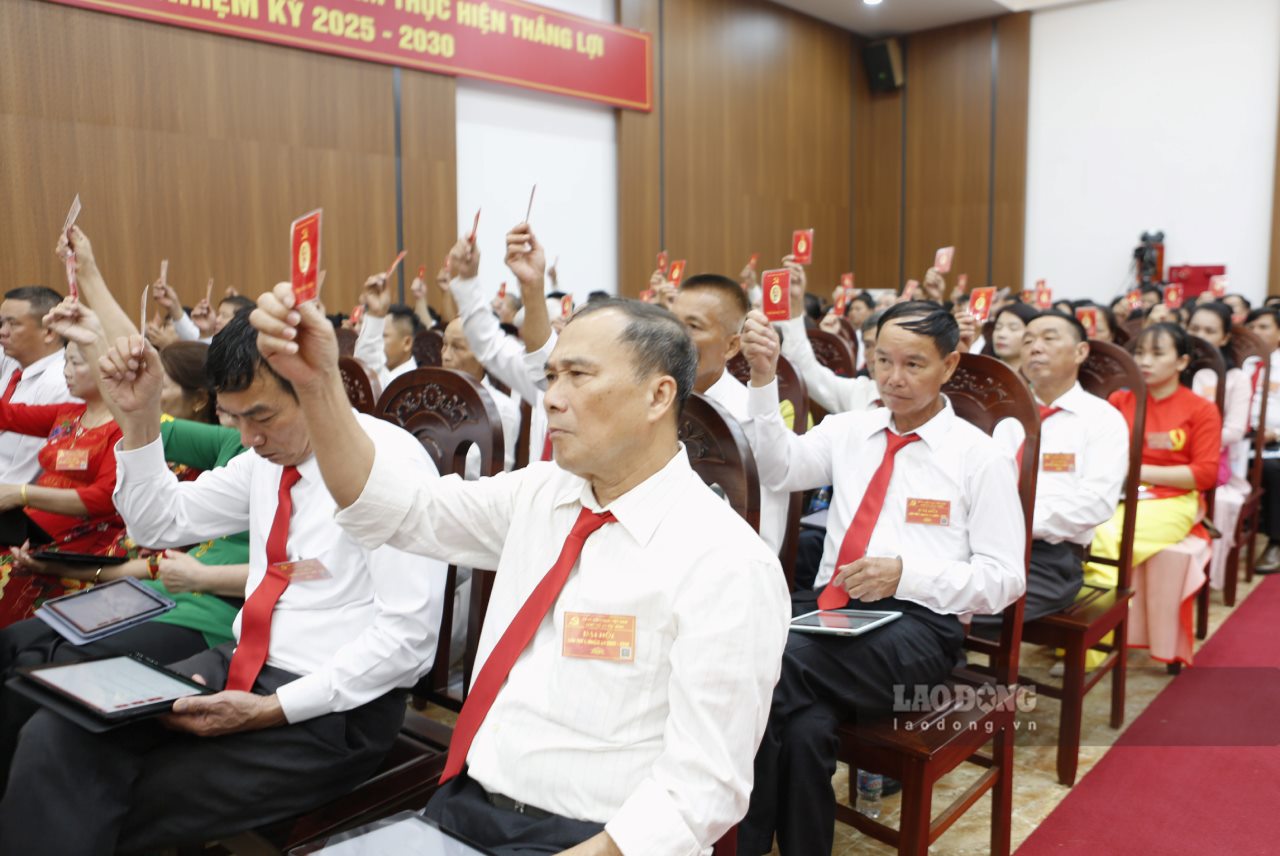 Cac dai bieu bieu quyet thong qua chuong trinh Dai hoi. Anh: Van Duc.